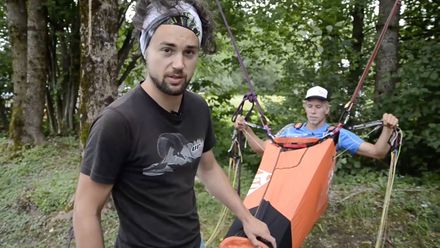 U sedačky na míru jde komfort stranou. Příprava paraglidisty na závod