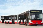 Nejdelší autobus místo rychlodráhy. Praha zkouší vylepšit dopravu na letiště