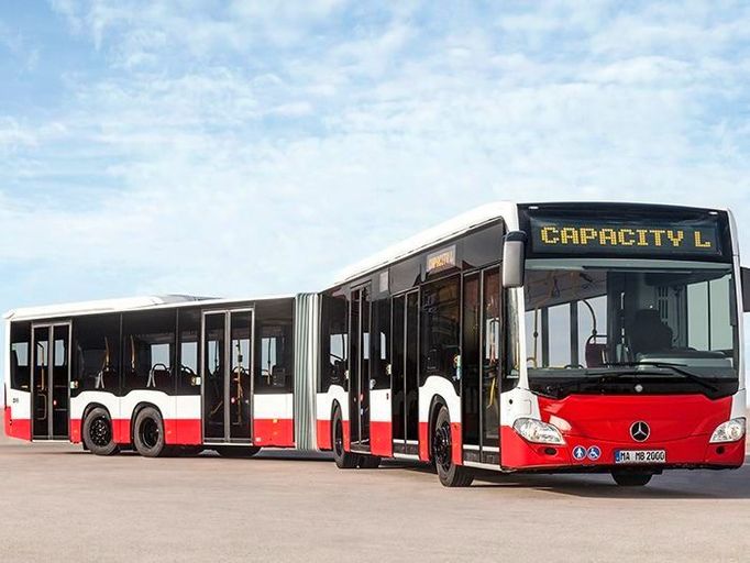 Dlouhý autobus Mercedes