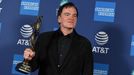 Quentin Tarantino se Zlatým glóbem za scénář Tenkrát v Hollywoodu.