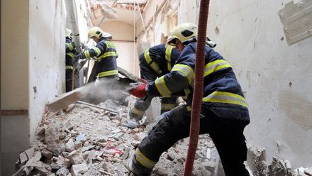 Video: Obrovská spoušť. Záběry zevnitř domu v centru Prahy, kde se zřítil strop