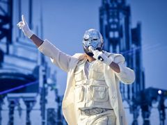 The Weeknd se téměř celou první hodinu pražského koncertu pohyboval po pódiu ve stříbrné masce.