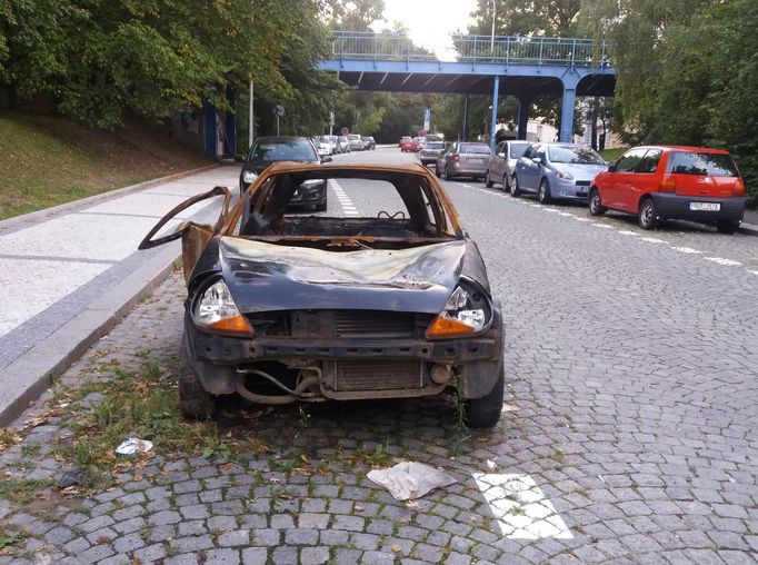 Vyhořelé auto je v Břevnově, v Praze 6 zaparkováno celé měsíce. Bez zájmu úřadu.