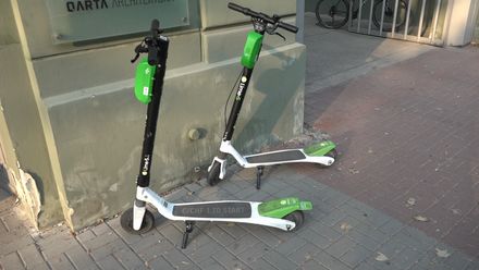 Široký: Tragédie nelze vyloučit, desítky elektrokoloběžek lidi zničili, neuhlídáte je