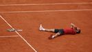 Novak Djokovič slaví triumf na French Open 2016