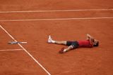 Slavný moment. Djokovič hrál v Paříži počtvrté finále a poprvé se dočkal titulu. Andyho Murrayho porazil ve čtyřech setech.