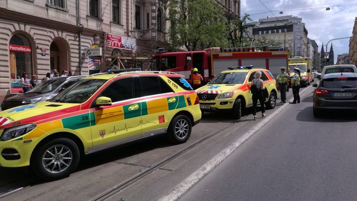 Tramvaj ráno srazila dva chodce v centru Prahy. Muž a žena skončili v nemocnici