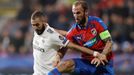 Karim Benzema a Roman Hubník v zápase LM Plzeň - Real Madrid