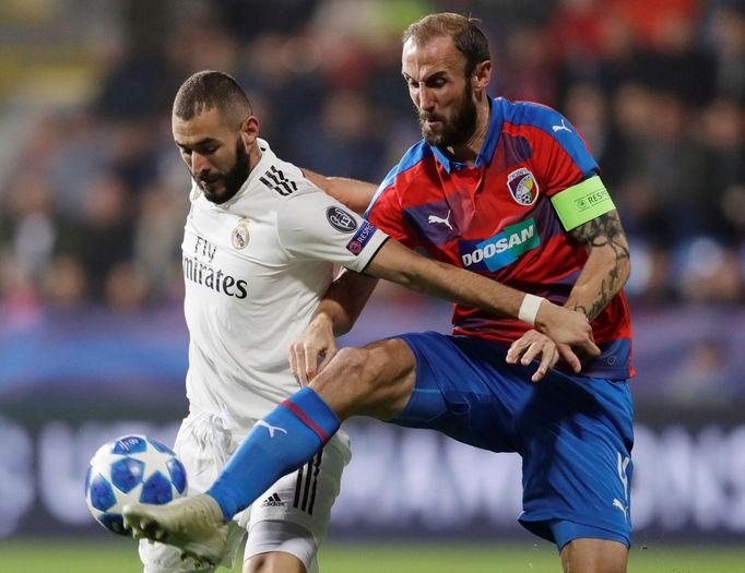 Karim Benzema a Roman Hubník v zápase LM Plzeň - Real Madrid