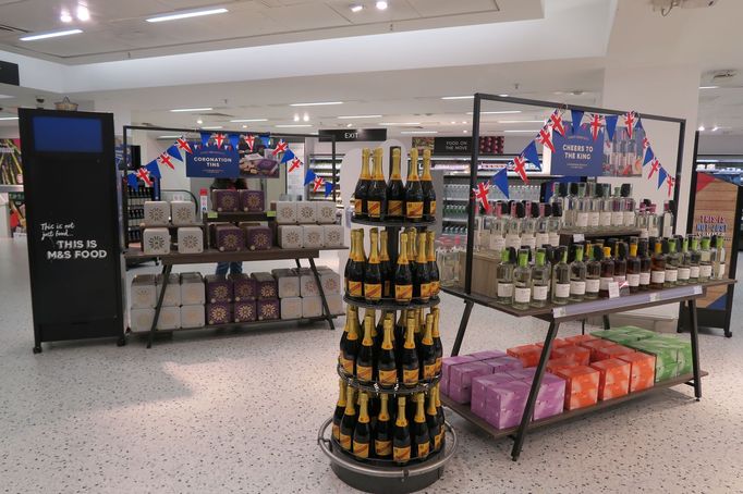 Ke korunovaci můžete pojídat speciální sušenky nebo popíjet korunovační cider.