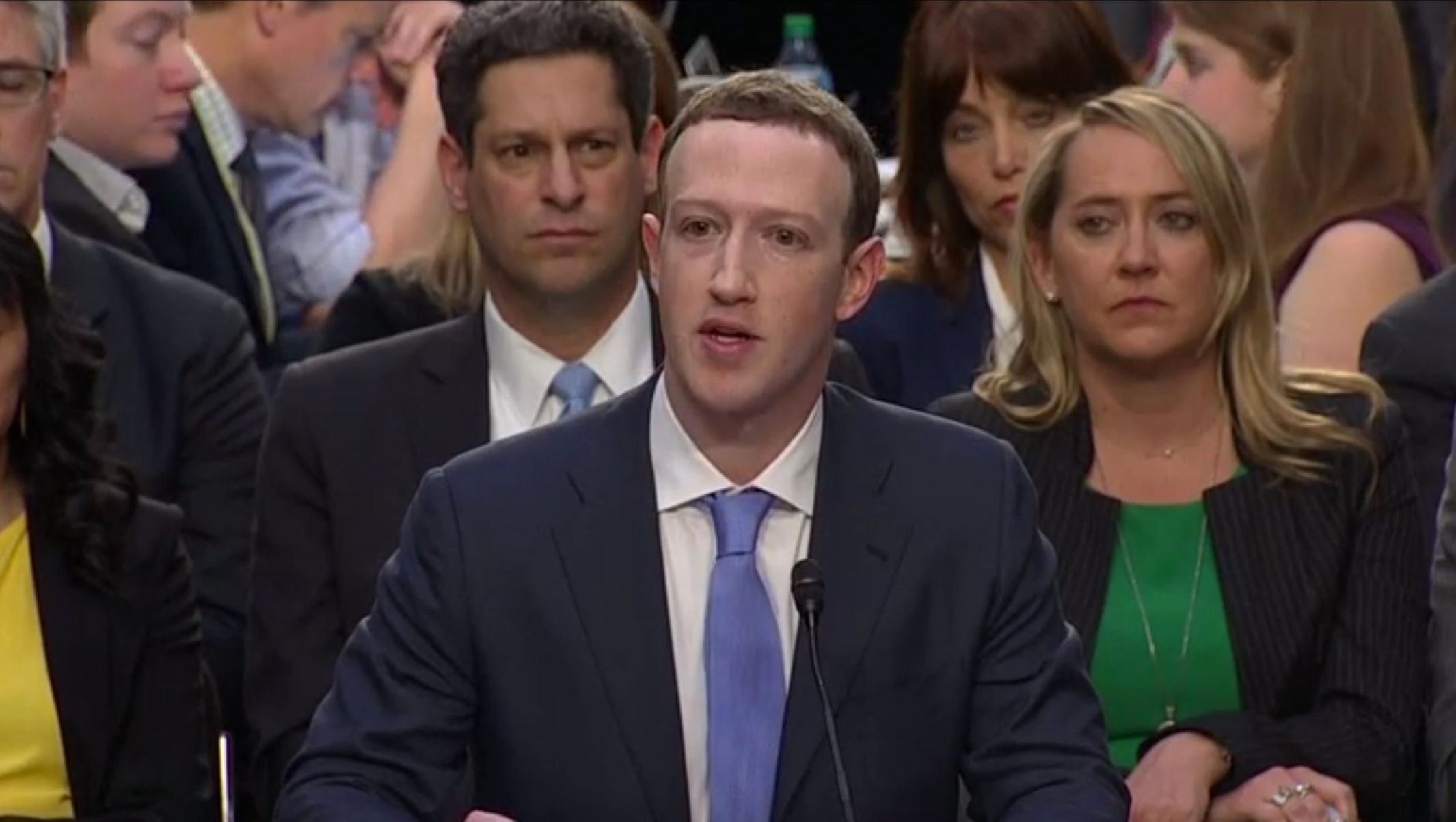 Byla to má chyba. Šéf Facebooku Mark Zuckerberg se před Senátem Spojených států omluvil za únik dat