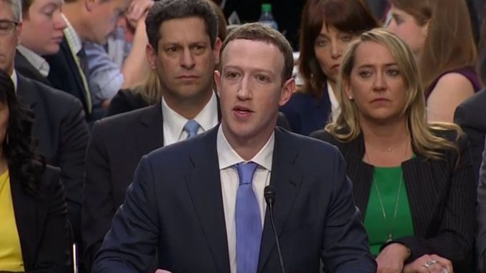 Byla to má chyba. Šéf Facebooku Mark Zuckerberg se před Senátem Spojených států omluvil za únik dat