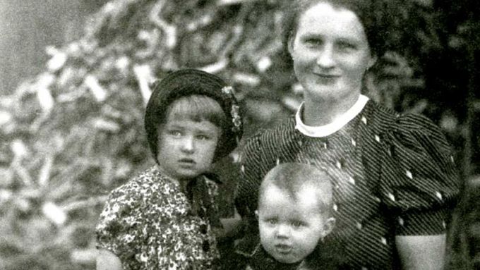 Sestry Štulíkovy z Ležáků na poslední fotografii s maminkou. Vypálení vesnice nacisty přežily jako jediné, bez matky.