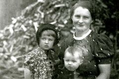 Sestry, které přežily Ležáky, vyrůstaly jako Camilla a Rosemarie, neuměly česky