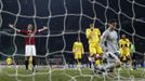 Zlatan Ibrahimovic se raduje z gólu, když z penalty překonal Wojciecha Szczesného