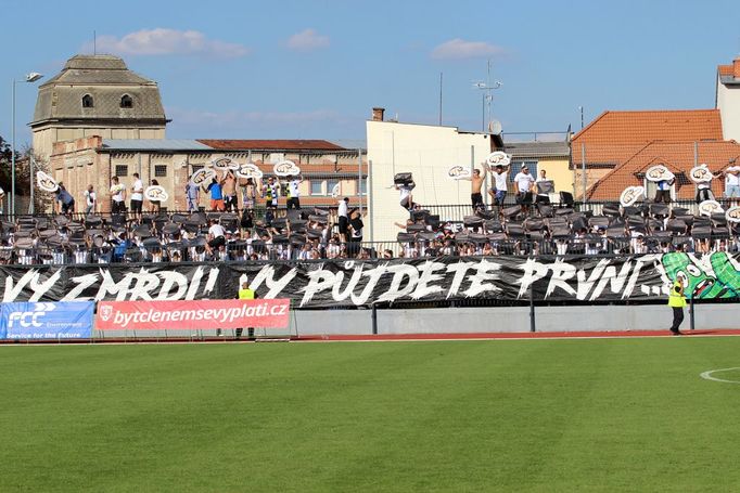 Baník odstartoval premiéru v Národní fotbalové lize remízou ve Znojmě. Utkání doprovázela přísná bezpečnostní opatření.