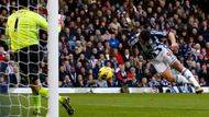 Příliš povedené odpoledne nezažili ani fotbalisté Chelsea. Třetí tým soutěže prohrával od 10. minutě minuty na hřišti West Bromwiche po gólové hlavičce Longa.