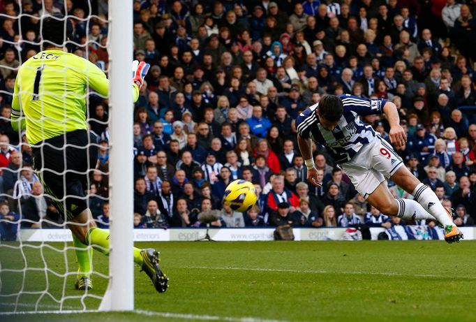 West Bromwich - Chelsea (gólman Čech v akci)