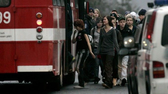Studenti, kteří přežili střelbu svého spolužáka, nastupují do autobusu ve městě Tuusula.