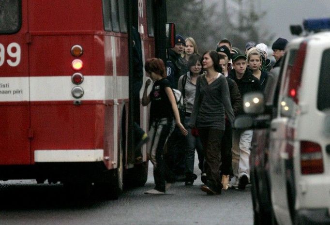 Policie odváží studenty do bezpečí.