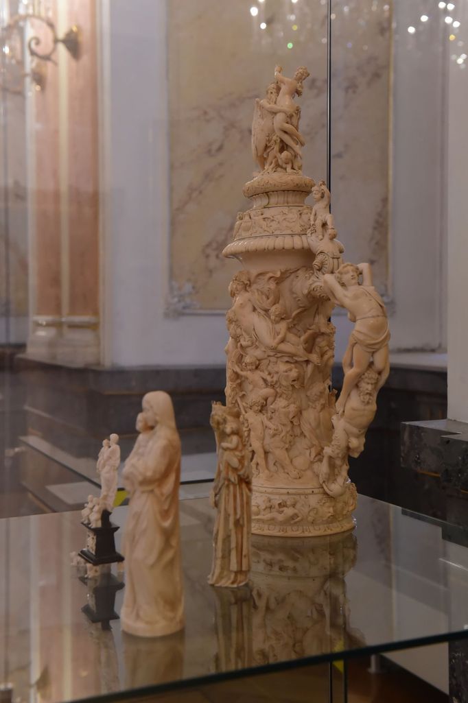 Slonovinové sošky z takzvaného Prečanova pokladu.