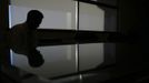 Republican presidential nominee Mitt Romney waits in a hold room at the airport in Jacksonville, Florida October 31, 2012. REUTERS/Brian Snyder (UNITED STATES - Tags: POLITICS ELECTIONS USA PRESIDENTIAL ELECTION) Published: Říj. 31, 2012, 10:34 odp.