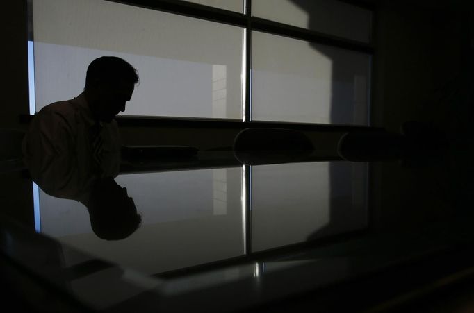 Republican presidential nominee Mitt Romney waits in a hold room at the airport in Jacksonville, Florida October 31, 2012. REUTERS/Brian Snyder (UNITED STATES - Tags: POLITICS ELECTIONS USA PRESIDENTIAL ELECTION) Published: Říj. 31, 2012, 10:34 odp.