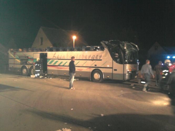 Autobus si utrhl střechu o most