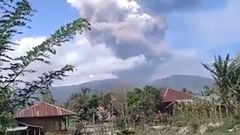 Erupce sopky Soputan v Indonésii.