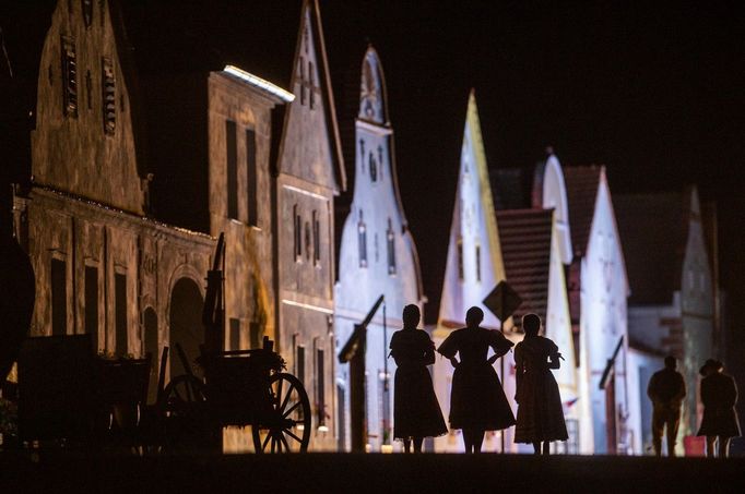 Kromě Selských slavností se v Holašovicích tradičně koná slavnost slunovratu a keltská ohňová noc a také představení Prodaná nevěsta (archivní fotografie).