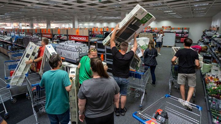 "Jsme z Prahy, přespali jsme v autě." Outlet Lidlu vyvolal nákupní horečku i na Hané; Zdroj foto: Profimedia.cz