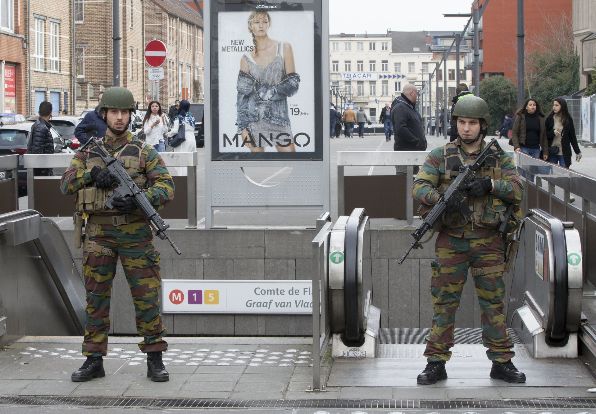 Belgičtí vojáci z stanice metra v Bruselu.