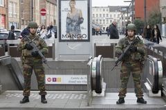 Teroristé chtěli udeřit na fotbalovém Euru. Ve hře byly i biologické zbraně, tvrdí noviny