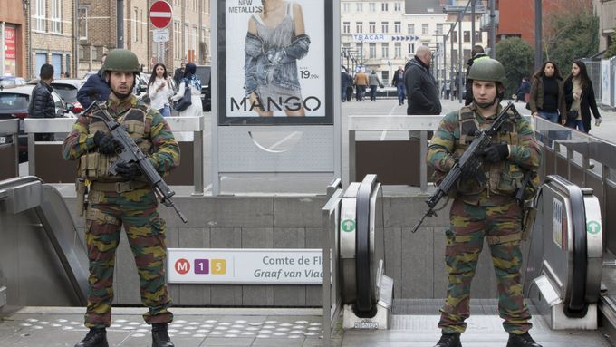 Vojáci hlídkují u stanice metra v Bruselu.