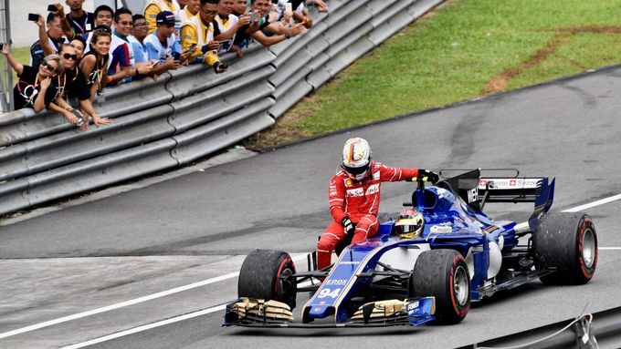 Podívejte se, jak Pascal Wehrlein svezl krajana Sebastiana Vettela poté, co měl Němec už po skončení závodu v Sepangu kolizi s Lancem Strollem.