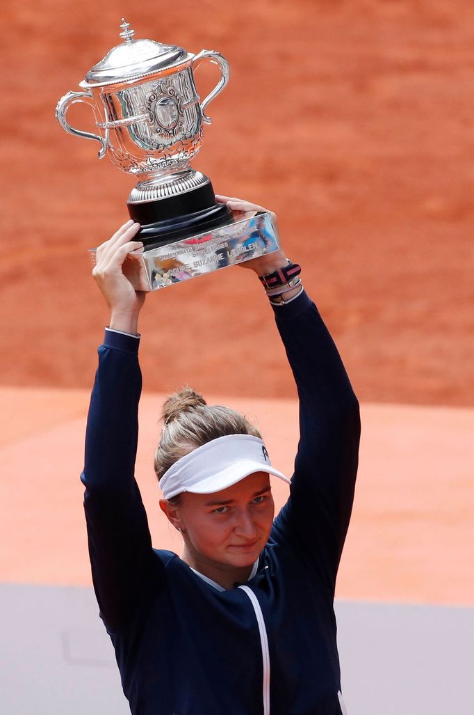 Barbora Krejčíková s trofejí pro vítězku French Open