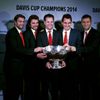 Švýcaři slaví vítězství v Davis Cupu: Michael Lammer, Stanislas Wawrinka, Severin Lüthi, Roger Federer a Marco Chiudinelli