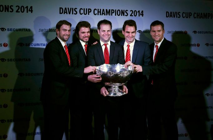 Švýcaři slaví vítězství v Davis Cupu: Michael Lammer, Stanislas Wawrinka, Severin Lüthi, Roger Federer a Marco Chiudinelli