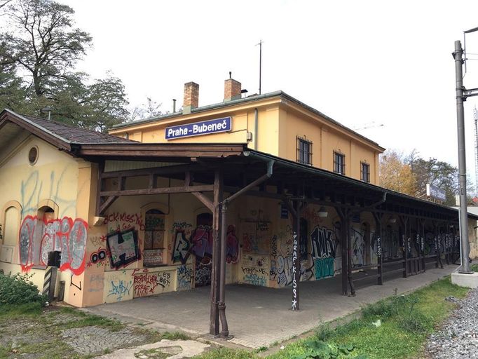 Nádraží Bubeneč je zavřené od roku 2014. Má zabedněná okna a na fasádě barevné grafiti a tagy.