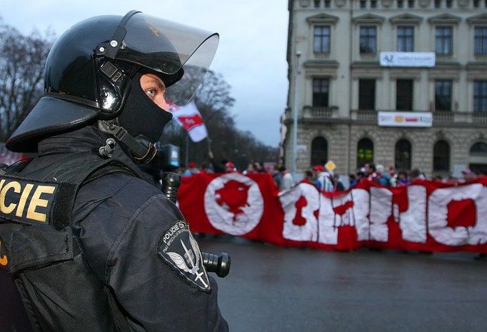 Policie dav pouze sledovala, necelých 300 fanoušků nedělal kromě hluku žádné problémy.