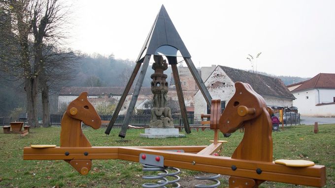 Socha výtvarníka Lubo Kristka ve Vranově nad Dyjí. Ten protestuje proti tomu, že městys kolem ní postavil dětské hřiště.