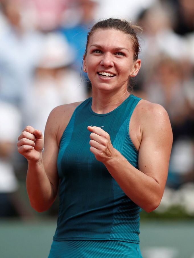 Simona Halepová se raduje po zisku prvního grandslamového titulu v kariéře. V Paříži na French Open 2018 porazila ve finále Sloane Stephensovou.