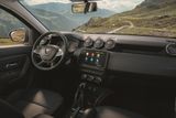 Ve vyšší výbavě má Dacia Duster osmipalcový dotykový displej pro funkce infotainmentu, včetně samostatné jednotky klimatizace. Obsluha výstražných světel a stěračů nečinila testerům problém, aktivace potkávacích a zejména zadních mlhových světel jim ale trvala mimořádně dlouho, protože otočný přepínač v páčce blinkrů je schovaný pod volantem.
Obsluha klimatizační jednotky s jejími velkými spínači a symboly je snadná a intuitivní. Také ovládání infotainmentu pomocí dotykové obrazovky bylo do značné míry přesvědčivé: struktura menu je přehledná, pouze opakované potvrzování zadání cíle a chybějící funkce pro procházení seznamem stanic kazily dobrý dojem.