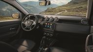 Ve vyšší výbavě má Dacia Duster osmipalcový dotykový displej pro funkce infotainmentu, včetně samostatné jednotky klimatizace. Obsluha výstražných světel a stěračů nečinila testerům problém, aktivace potkávacích a zejména zadních mlhových světel jim ale trvala mimořádně dlouho, protože otočný přepínač v páčce blinkrů je schovaný pod volantem.
Obsluha klimatizační jednotky s jejími velkými spínači a symboly je snadná a intuitivní. Také ovládání infotainmentu pomocí dotykové obrazovky bylo do značné míry přesvědčivé: struktura menu je přehledná, pouze opakované potvrzování zadání cíle a chybějící funkce pro procházení seznamem stanic kazily dobrý dojem.