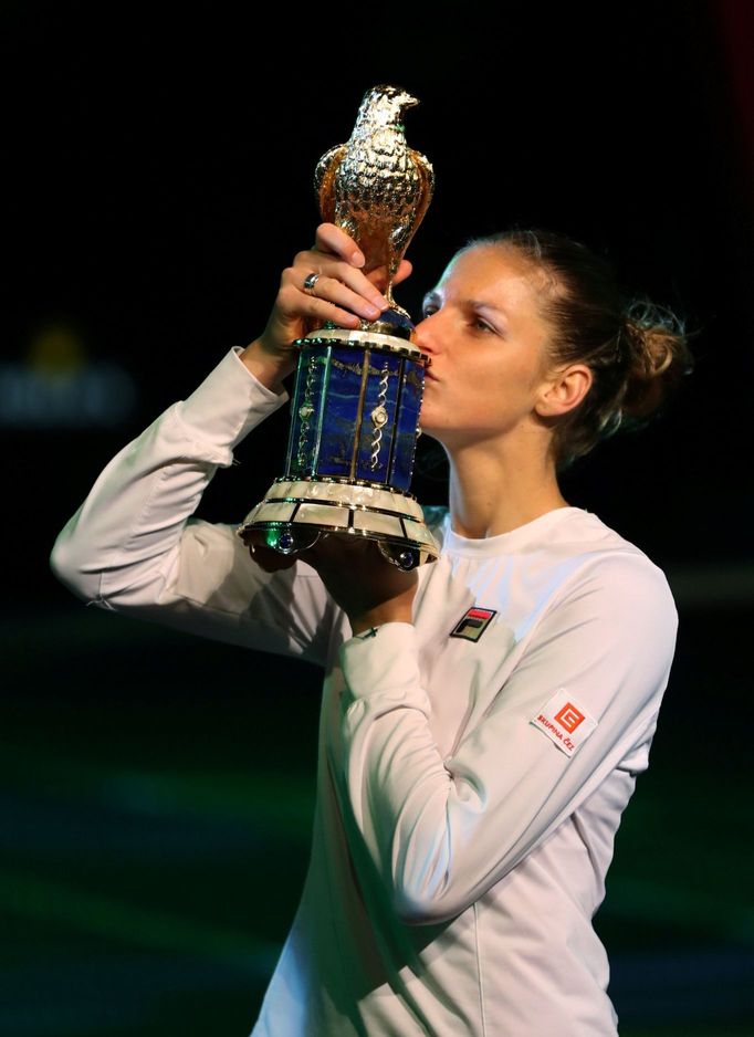 Karolína Plíšková s trofejí pro vítězku turnaje v Dauhá 2017.