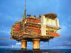 Ropné plošiny najdete v Severním moři na každém kroku.