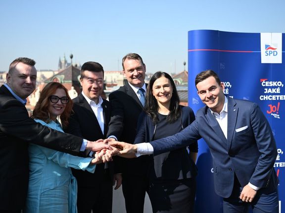 Libor Vondráček na fotce před letošními sněmovními volbami, kdy si vybral jako nejbližší partnery SPD, Trikolóru a PRO. 