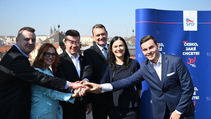 SPD půjde do voleb se Svobodnými, Trikolorou a PRO, podepsali memorandum o spolupráci
