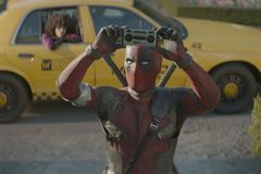 Recenze: Nezničitelný superhrdina Deadpool v novém filmu uráží všechny od Avengers po Robocopa