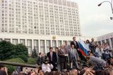 Jelcin v srpnu 1991 úspěšně potlačil puč proti Gorbačovovi a u Ruského Bílého domu na něj reagoval projevem z dělové věže tanku. Jeho popularita rostla.
